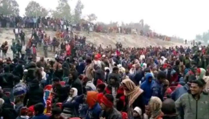 এলাকাবাসীর স্বেচ্ছাশ্রমে নির্মাণ করা হচ্ছে সেতু 