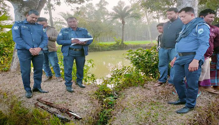বগুড়ায় থানা থেকে লুট হওয়া দুটি অস্ত্র ডোবা থেকে উদ্ধার