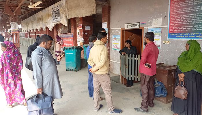 রাজবাড়ীতে ট্রেন চলাচল বন্ধ থাকায় স্টেশ‌নে এসে ফি‌রে যা‌চ্ছেন যাত্রীরা। প্রবা ফটো