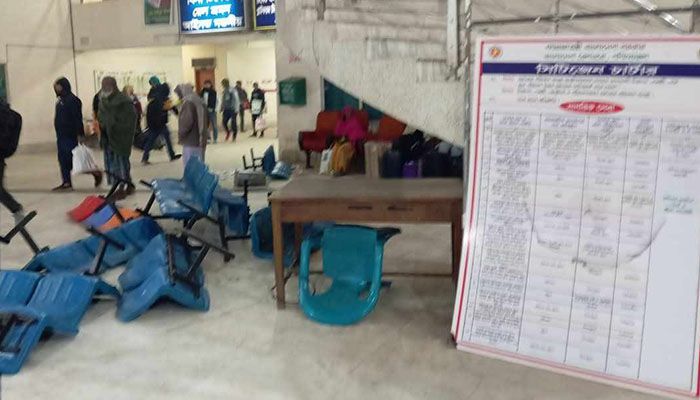 রাজশাহীতে ক্ষুব্ধ যাত্রীদের স্টেশন ভাঙচুর