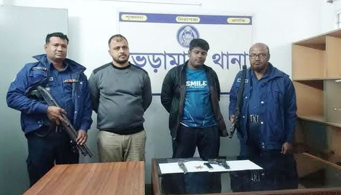 গ্রেপ্তার সাবেক ছাত্রলীগ নেতা রজব সরকার এবং তার সহযোগী দুর্জয়। প্রবা ফটো