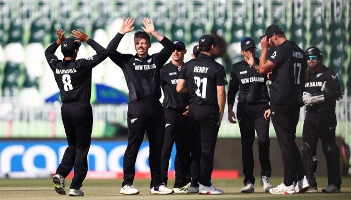 মিডলের ধসে চাপে বাংলাদেশ