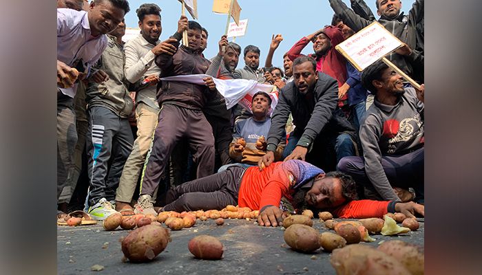 সড়কে আলু ফেলে কৃষকদের বিক্ষোভ 