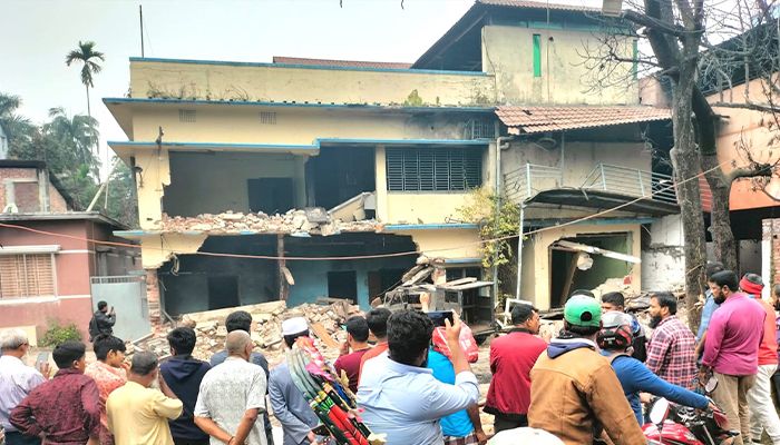 আ.লীগ নেতাদের বাড়ি-স্থাপনাও ভাঙচুর, লুটপাট