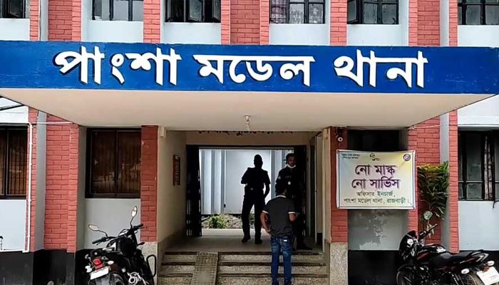 আধিপত্য বিস্তারকে কেন্দ্র করে দোকানপাট ভাঙচুর লুটপাট