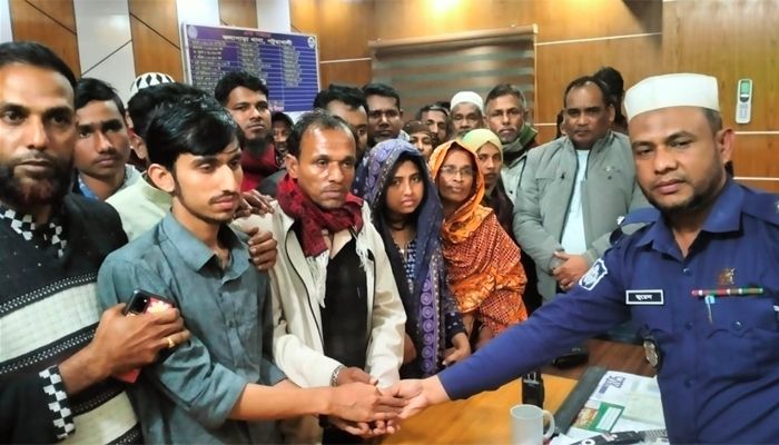 অন্তরকে স্বজনদের কাছে হস্তান্তর করেন কলাপাড়া থানার ওসি মো. জুয়েল ইসলাম। প্রবা ফটো