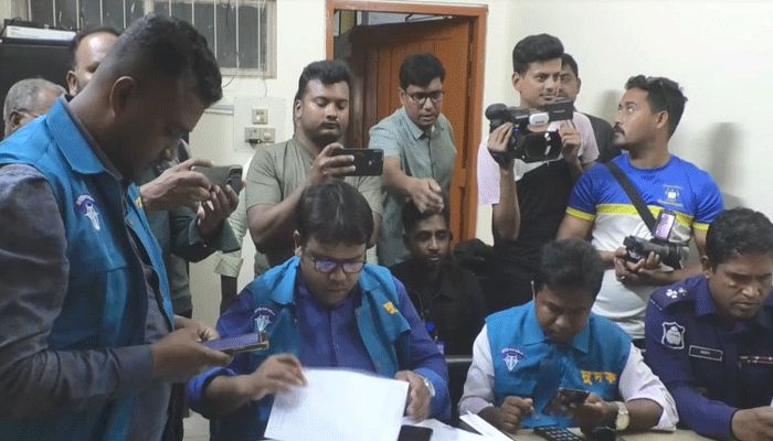 সাতক্ষীরা বিআরটিএ অফিসে দুদকের অভিযান, দালাল আটক