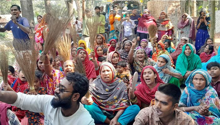 বড়াইগ্রামে পৌর প্রশাসকের বিরুদ্ধে ঝাড়ু মিছিল, সড়ক অবরোধ