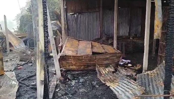 রহস্যজনক আগুনে ১৪ ব্যবসাপ্রতিষ্ঠান পুড়ে ছাই, ২ কোটি টাকার ক্ষতি 