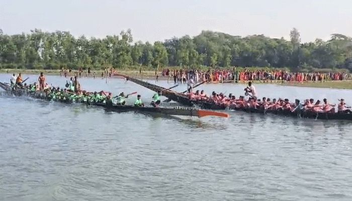 আন্ধারমানিক নদীতে অনুষ্ঠিত নৌকাবাইচ। প্রবা ফটো