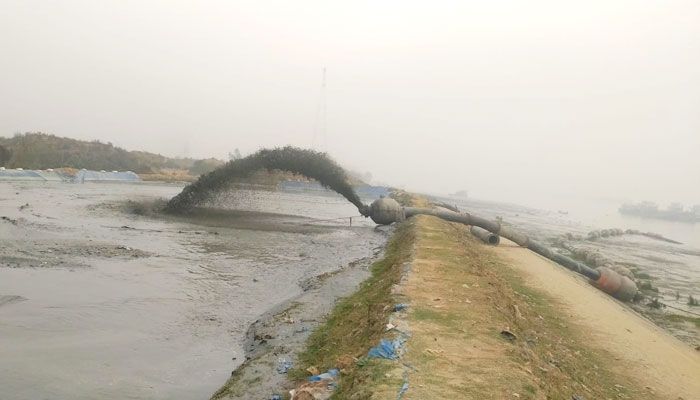 কর্ণফুলীর তলদেশে পলিথিনের পাহাড়, চলছে অপসারণ