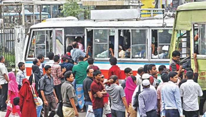 রাজধানীতে গণপরিবহন সংকট চরমে, ভোগান্তিতে যাত্রীরা
