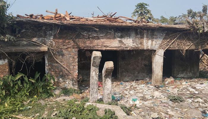 প্রথম শহীদ মিনার এখন ময়লার ভাগাড়