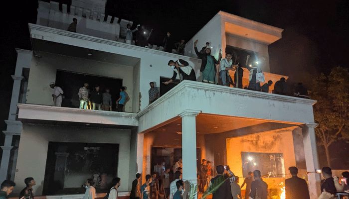 ফেনীতে আওয়ামী লীগ কার্যালয় ও সাবেক এমপির বাড়ি ভাঙচুর-আগুন