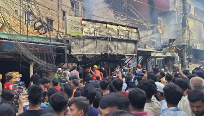 গাজীপুরে মার্কেটে ভয়াবহ আগুন