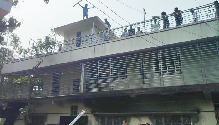 সাধারণ সম্পাদক ওবায়দুল কাদেরের বাড়িতে  হামলা ও ভাঙচুর চালিয়েছে বৈষম্যবিরোধী ছাত্ররা। প্রবা ফটো