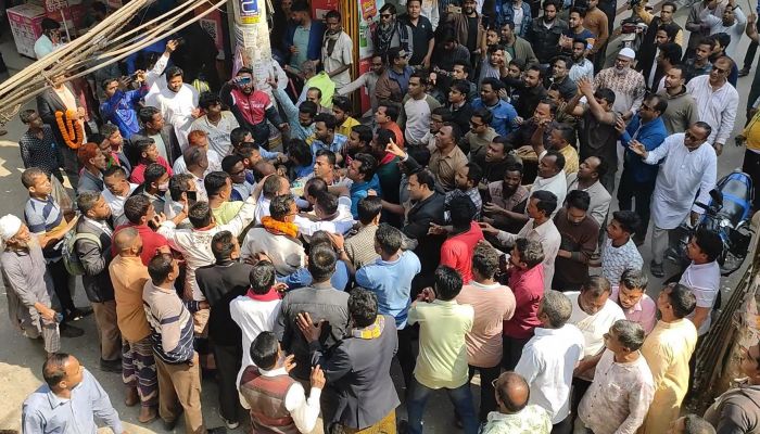 সিরাজগঞ্জে বিএনপির সম্মেলন প্রস্তুতি সভাকে কেন্দ্র করে দলটির দুই পক্ষের সংঘর্ষের ঘটনা ঘটেছে। প্রবা ফটো