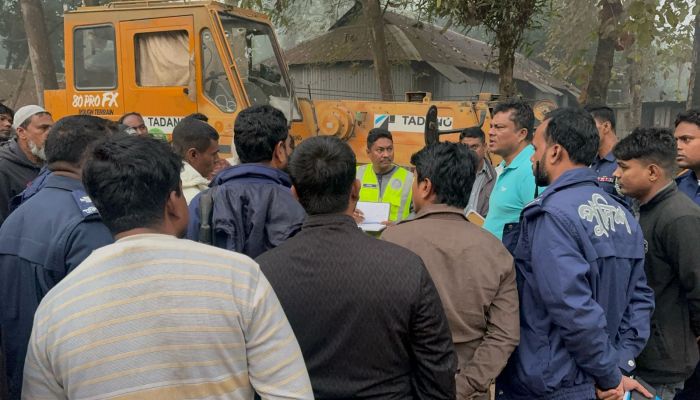 পুলিশ পরিচয়ে মালামাল লুটের চেষ্টা, আটক ৪