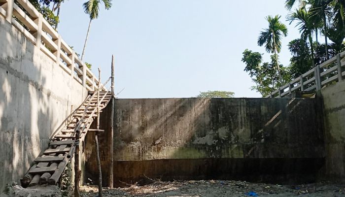ছয় কোটি টাকার সেতু, পার হতে হয় কাঠের সিঁড়ি বেয়ে