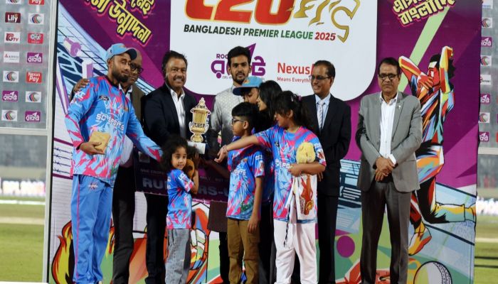 ফাইনাল শেষে কার হাতে উঠল কী পুরস্কার