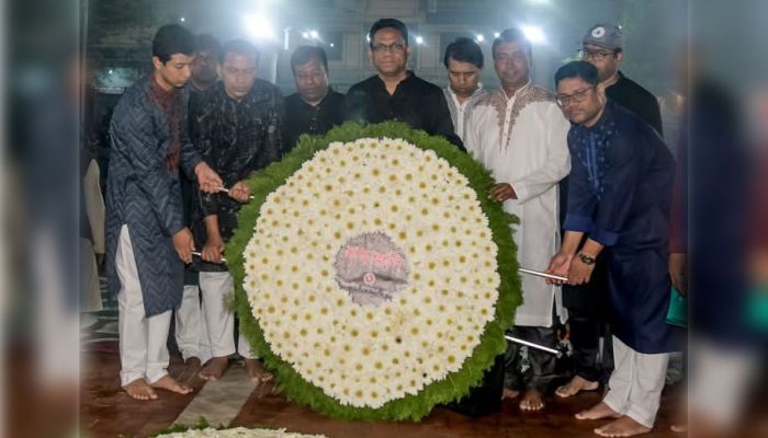 একুশের প্রথম প্রহরে খুলনার শহীদ হাদিস পার্কে জনস্রোত