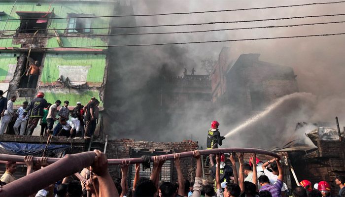 রাজধানীর ইসলামবাগে ভবনে আগুন, নিয়ন্ত্রণে ৮ ইউনিট