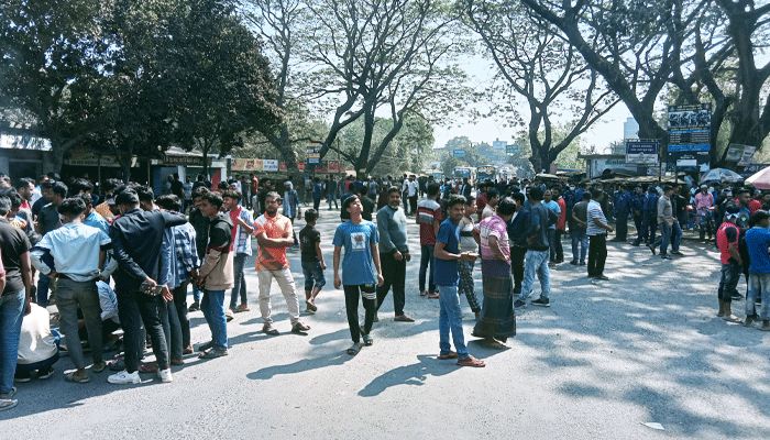 ইবি থানার স্থানান্তর ঠেকাতে মহাসড়ক অবরোধ