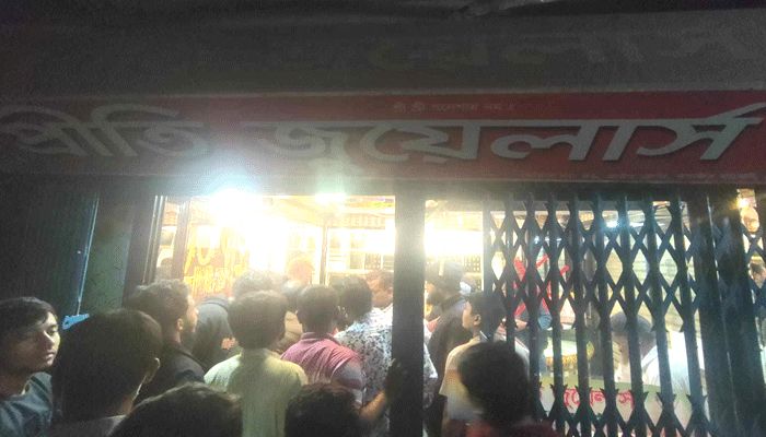 কুমিল্লায় ককটেল ফাটিয়ে সোনার দোকানে ডাকাতি, আটক ১