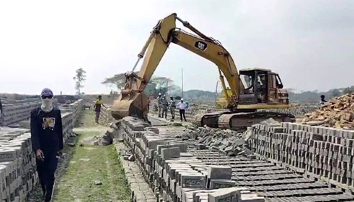 কাঁঠালিয়ায় অভিযানে গুঁড়িয়ে দিল অবৈধ ইটভাটা