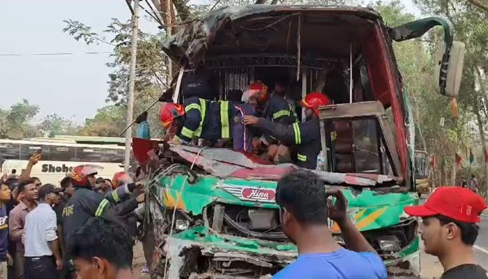 বাসের পেছনে বাসের ধাক্কায় ড্রাইভার-সুপারভাইজার নিহত