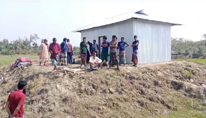 মনপুরায় রাতের অন্ধকারে জমি দখল করে ঘর তুলার অভিযোগ