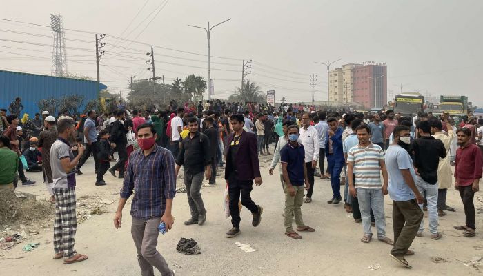নারায়ণগঞ্জে শ্রমিকদের সড়ক অবরোধ