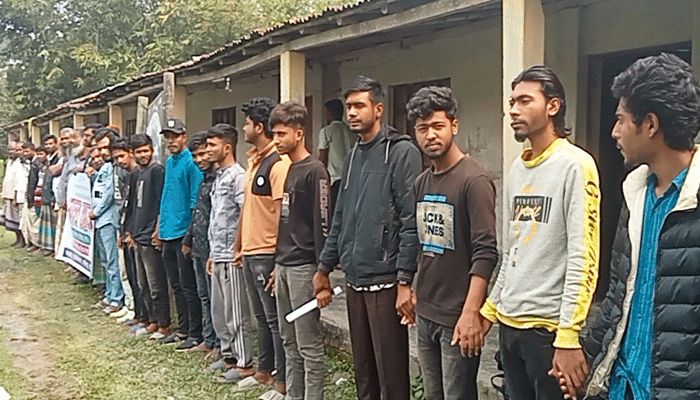 নাটোরে অধ্যক্ষের বিরুদ্ধে অর্থ আত্মসাতের অভিযোগে মানববন্ধন
