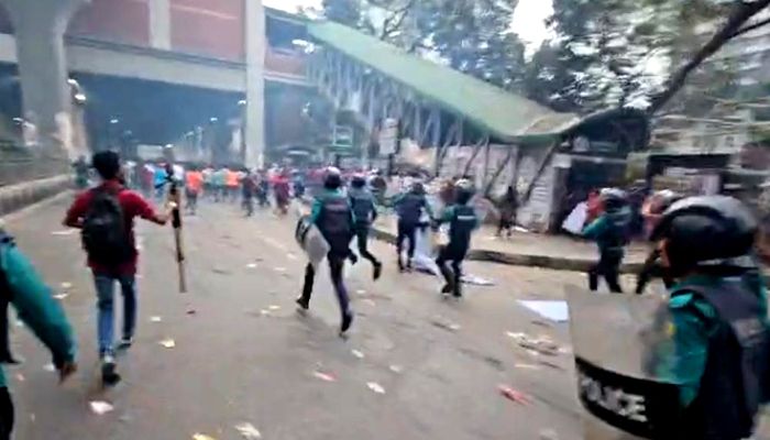 আউটসোর্সিং কর্মীদের ছত্রভঙ্গ করতে জলকামান-লাঠিচার্জ