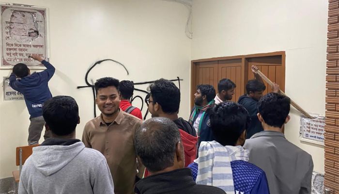 রাবির একাধিক হলের নামফলক ভাঙচুর