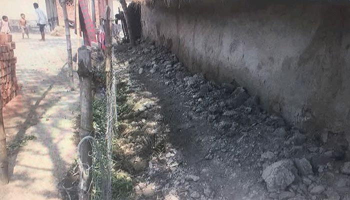 চলাচলের রাস্তা বন্ধে তিন পরিবার অবরুদ্ধ