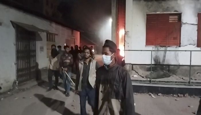 কুমিল্লায় সাবেক এমপি বাহারের বাড়ি ও আওয়ামী লীগ অফিসে আগুন