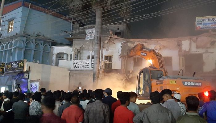 সাবেক এমপি শামীম ওসমানের দাদার বাড়ি ভেঙে গুড়িয়ে দিয়েছে বিক্ষুব্ধরা। প্রবা ফটো