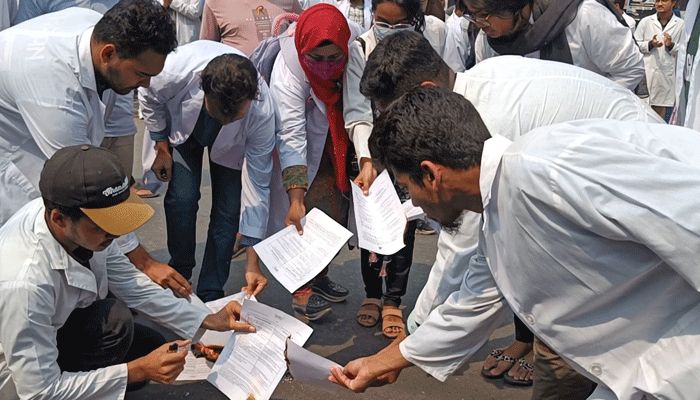 শেবাচিমে শিক্ষক সংকট নিরসন দাবিতে সড়ক অবরোধ