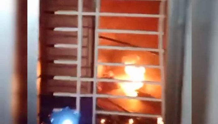 সিরাজগঞ্জ-৬ আসনের প্রয়াত এমপির বাড়িতে ভাঙচুর-অগ্নিসংযোগ