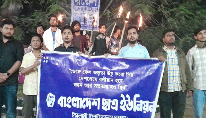কুয়েটে শিক্ষার্থীদের ওপর হামলার প্রতিবাদে ইবিতে মশাল মিছিল