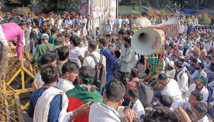 ব্যারিকেড ভেঙে সচিবালয় অভিমুখে ম্যাটস শিক্ষার্থীদের লং মার্চ শুরু