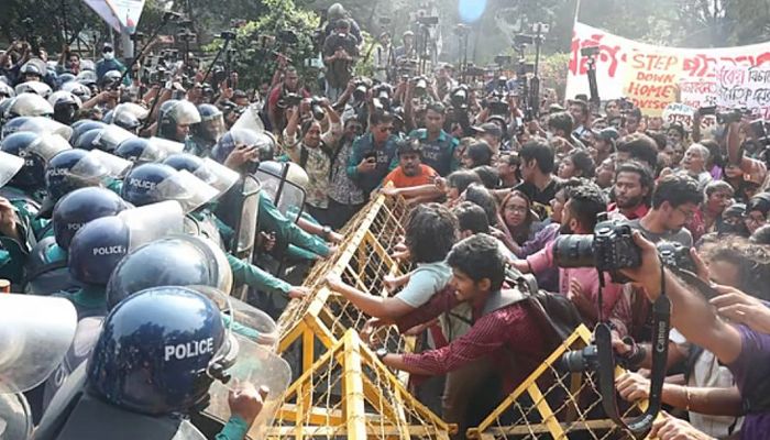 স্বরাষ্ট্র মন্ত্রণালয় অভিমুখে শিক্ষার্থীদের পদযাত্রায় পুলিশের বাধা