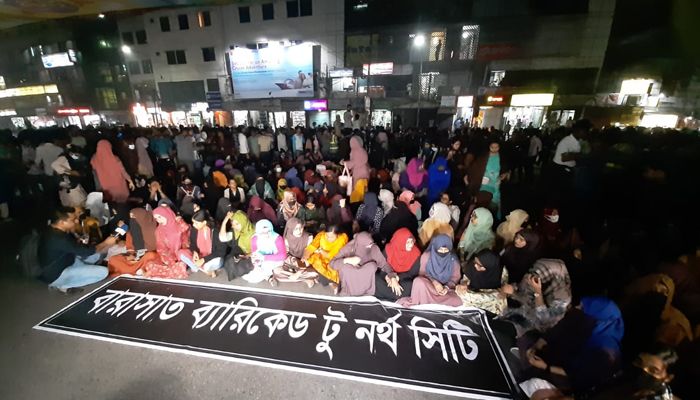শিক্ষা উপদেষ্টার বক্তব্য প্রত্যাখ্যান করে মহাখালীর রাস্তায় বসে পড়লেন তিতুমীরের শিক্ষার্থীরা। ছবি: আরিফুল আমিন