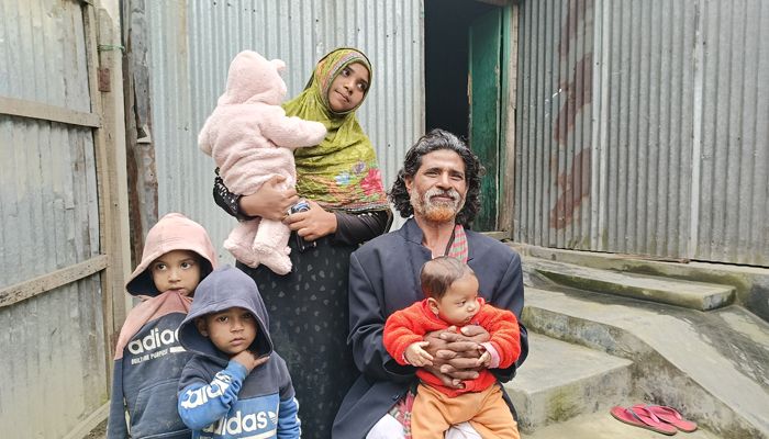 ১৭ বছর পর জুয়েল মিয়াকে ফিরে পেয়ে খুশি তার পরিবারের লোকজন। প্রবা ফটো