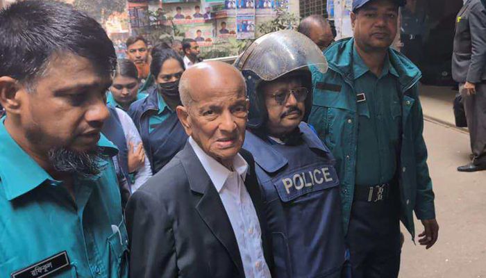 আন্দোলনে ছাত্রদের পক্ষে ছিলাম, কাঠগড়ায় কেঁদে বললেন কামাল মজুমদার    