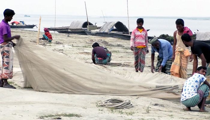 বৈদ্যুতিক শকে মাছ শিকার জীববৈচিত্র্য হুমকিতে 