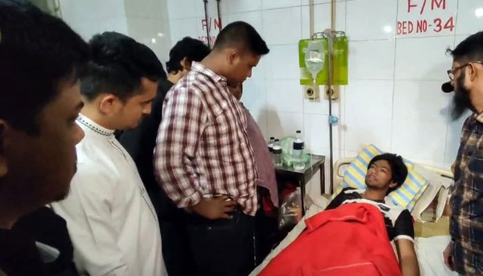 গাজীপুরে হামলায় আহতদের দেখতে হাসপাতালে হাসনাত-সারজিস