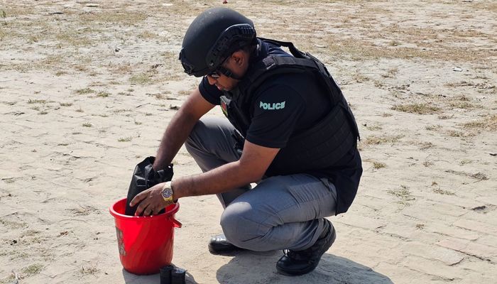 ফার্মগেটে বোমাসদৃশ বস্তু নিস্ক্রিয় করল বোম্ব ডিসপোজাল টিম