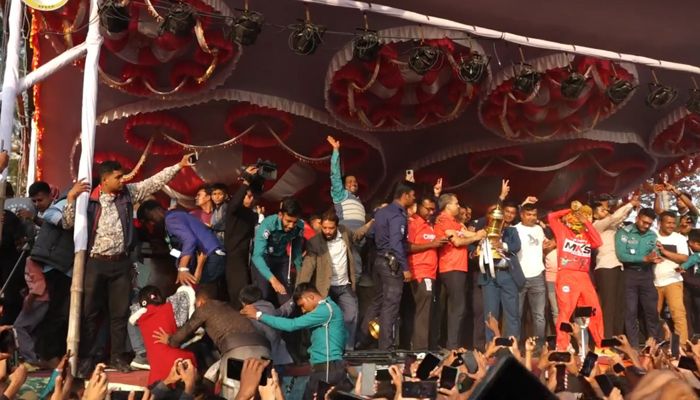 বরিশালের ট্রফি প্রদর্শনীতে দর্শকদের বিশৃঙ্খলা, সাংবাদিকসহ ‍আহত বেশ কয়েকজন